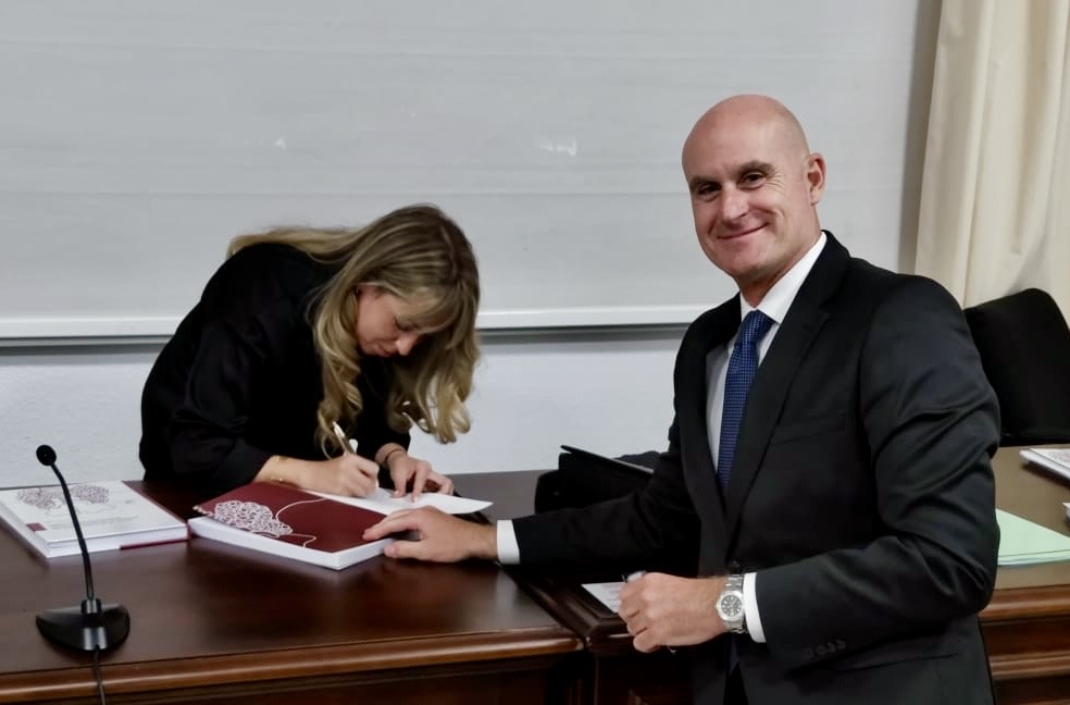 EL DR. OSCAR VIDAL NOTIFICANDO LA CALIFICACIÓN A LA DOCTORANDA