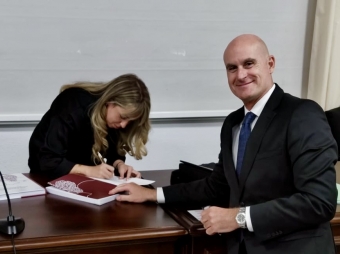 EL DR. OSCAR VIDAL NOTIFICANDO LA CALIFICACIÓN A LA DOCTORANDA